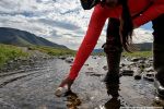 Оля пополняет запасы воды.