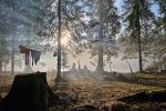 Попытка подсушить вещи в краткий миг без дождя.