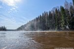 Клочья туман над водой.